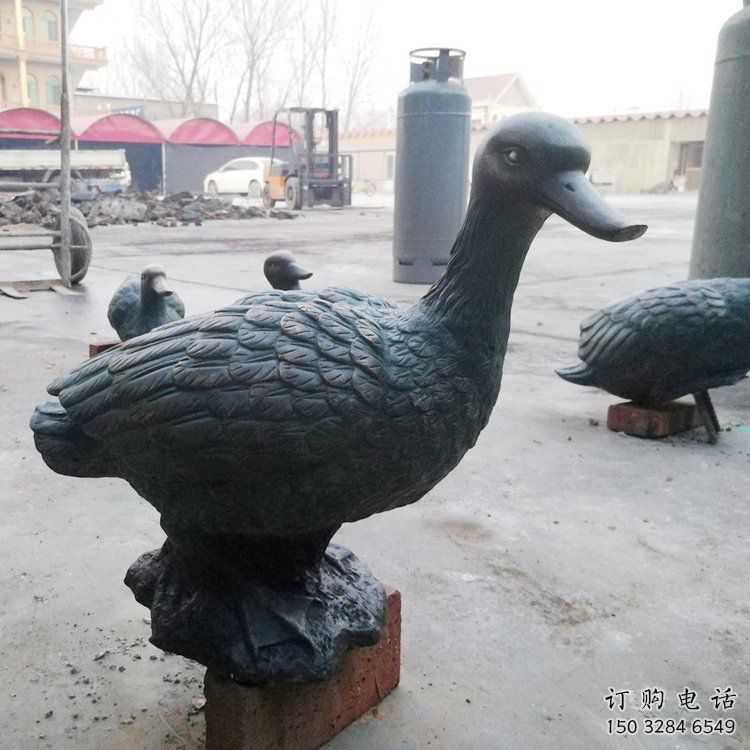 彩繪鴨子雕塑廠家 卡通噴漆小品 草地仿古鴨子雕塑