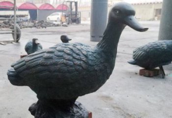 彩繪鴨子雕塑廠家 卡通噴漆小品 草地仿古鴨子雕塑