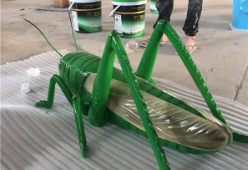 噴漆蟈蟈雕塑廠家 卡通廣場(chǎng)小品 草地切面蟈蟈雕塑