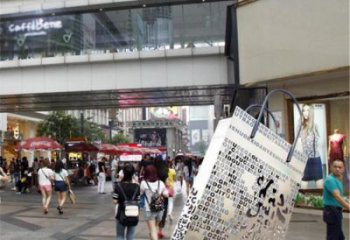 街頭提包雕塑廠家 大型別墅區(qū)擺件 現(xiàn)代不銹鋼提包雕塑生產(chǎn)