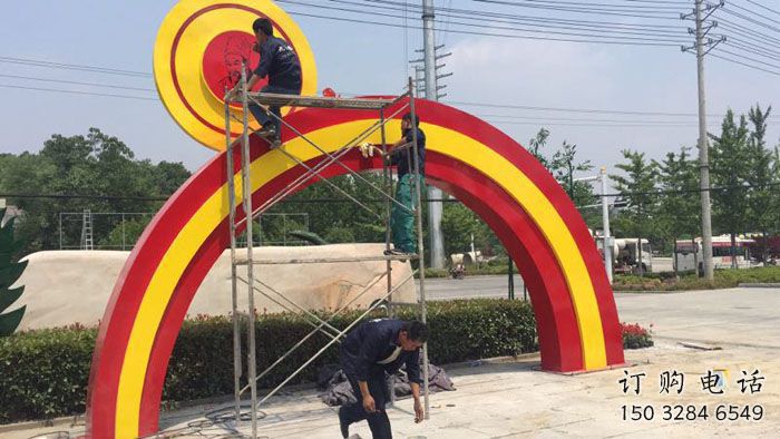 五指山烤漆拱門雕塑，彩虹圖案設計，不銹鋼大門雕塑實景