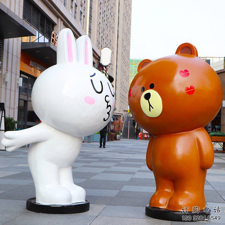 雞西步行街布朗熊雕塑，玻璃鋼動物雕塑，卡通方式