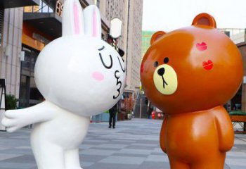 雞西步行街布朗熊雕塑，玻璃鋼動物雕塑，卡通方式