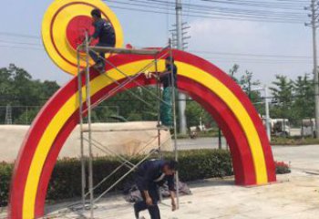 海晏烤漆拱門雕塑，彩虹圖案設(shè)計，不銹鋼大門雕塑實景